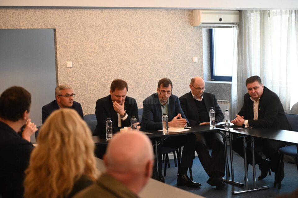Prima poza Prezență firavă la dezbaterea de la Suceava privind viitorul învățământului liceal