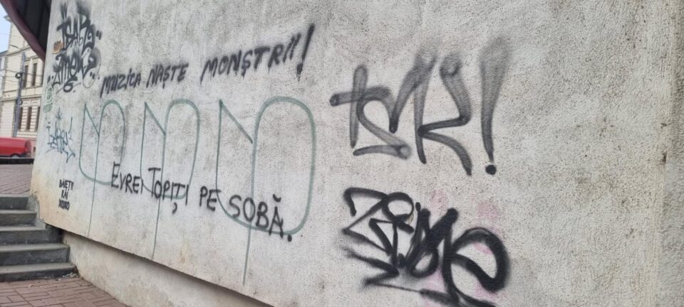 Doi frați, unul elev și unul student, autorii mesajelor antisemite de pe clădiri din centrul Sucevei Doi frați, unul elev și unul student, autorii mesajelor antisemite de pe clădiri din centrul Sucevei