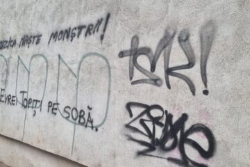Doi frați, unul elev și unul student, autorii mesajelor antisemite de pe clădiri din centrul Sucevei
