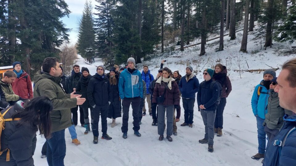 Echipa de participanți în teren, prin pădurile din Bucovina