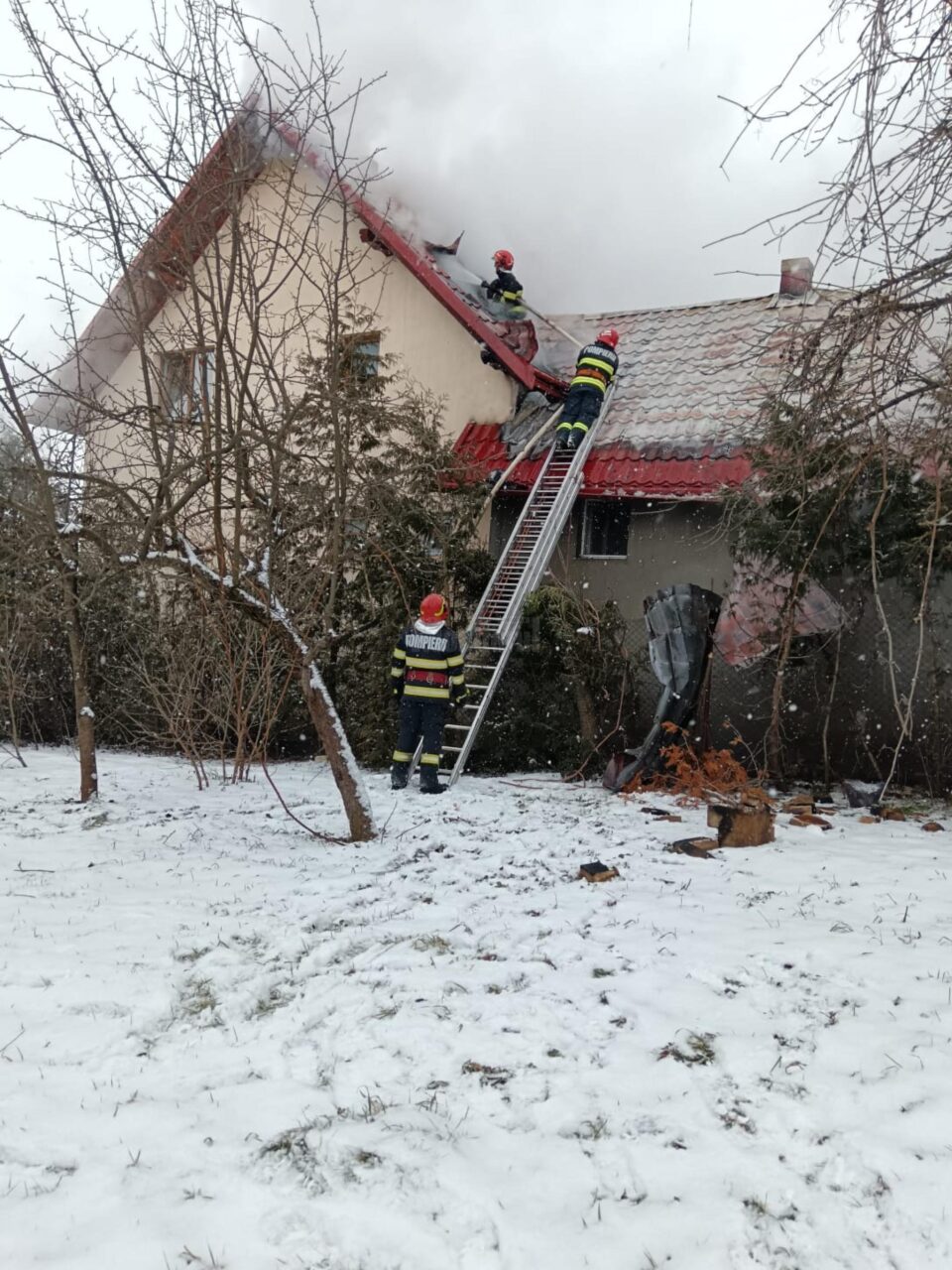 Casă de dimensiuni mari, salvată în mare parte de pompieri, după un incendiu izbucnit de la coșul de fum