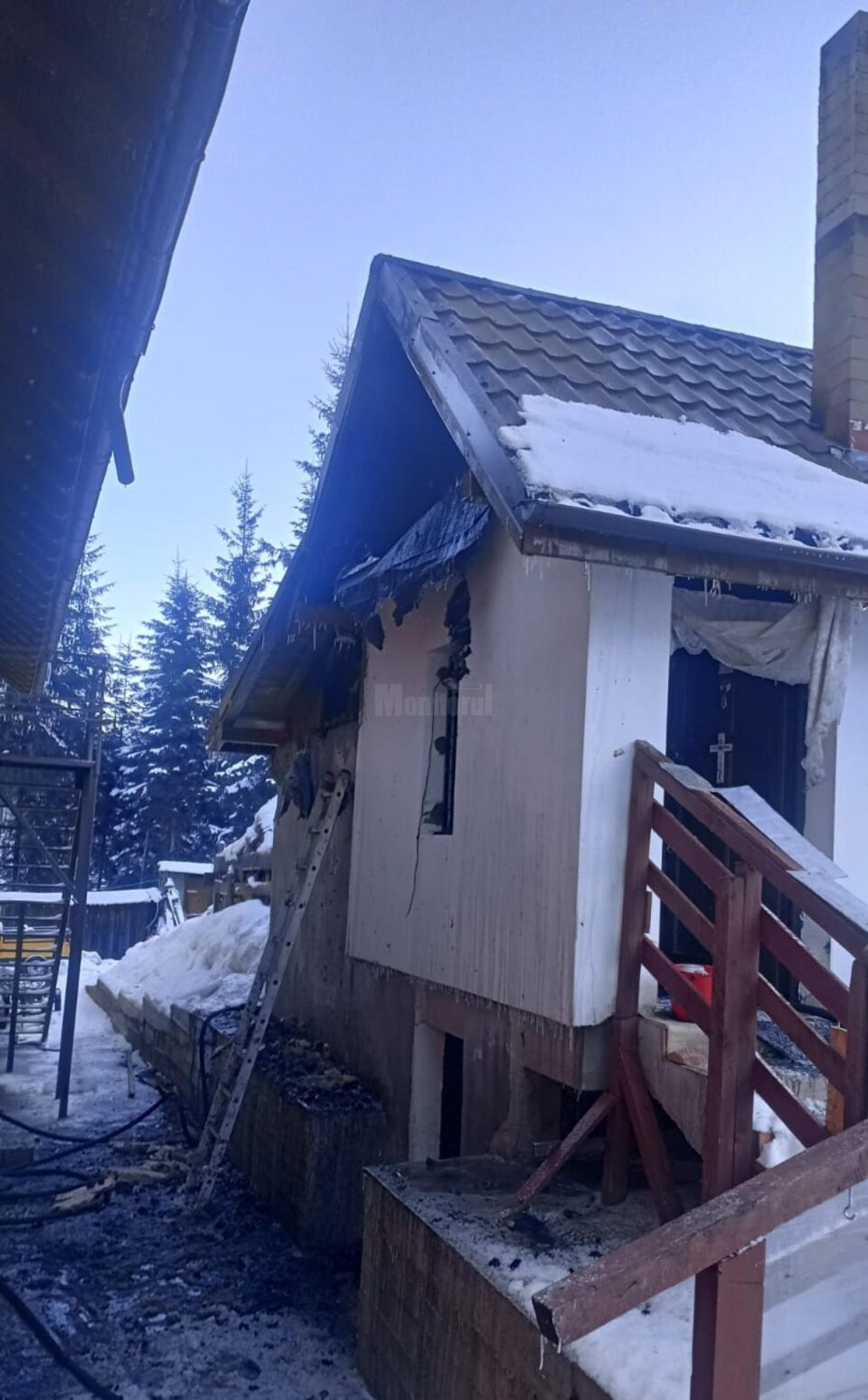 Incendiu izbucnit de la un coș de fum, la un schit din Poiana Negrii