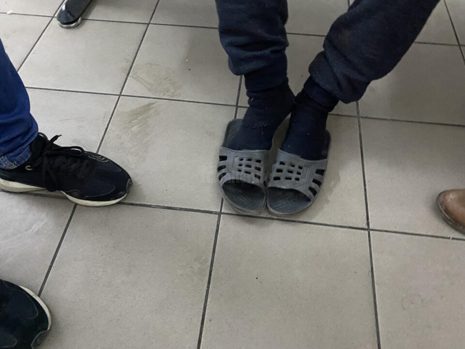 Oameni ai străzii, care înfruntă gerul...în șlapi