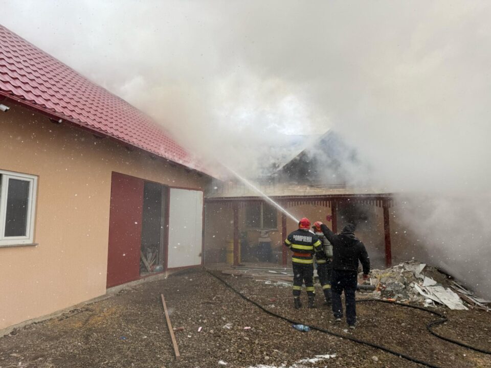Casă de dimensiuni mari, salvată în mare parte de pompieri, după un incendiu izbucnit de la coșul de fum