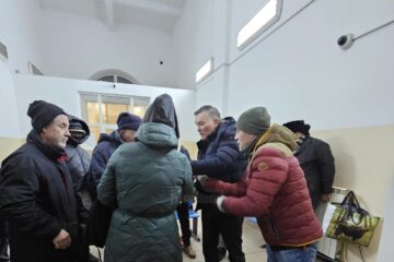 Pachete cu mâncare, șosete și ștergare împărțite joi seara oamenilor străzii, aciuați în zona Gării Burdujeni
