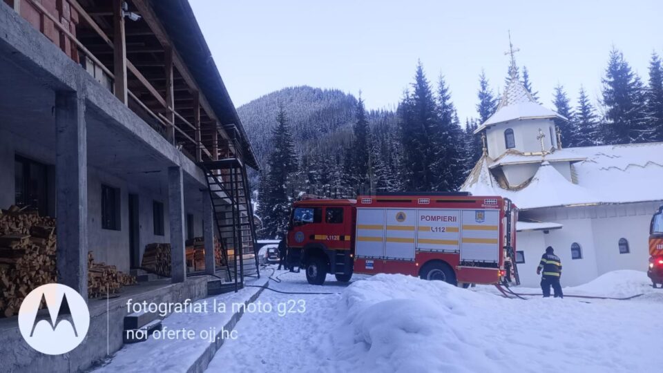 Incendiu la un schit din Poiana Negrii. Pompierii au reușit să limiteze pagubele