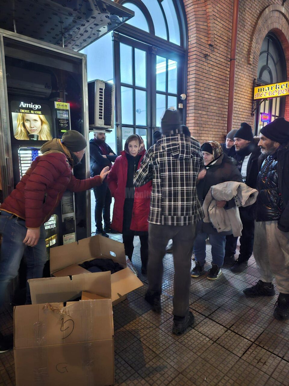 Două cutii cu haine groase au fost împărțite joi seara oamenilor străzii din zona Gării Burdujeni