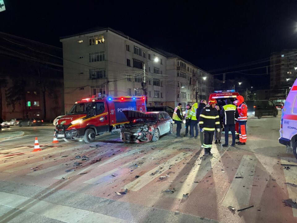 Ambulanța tamponată în intersecție