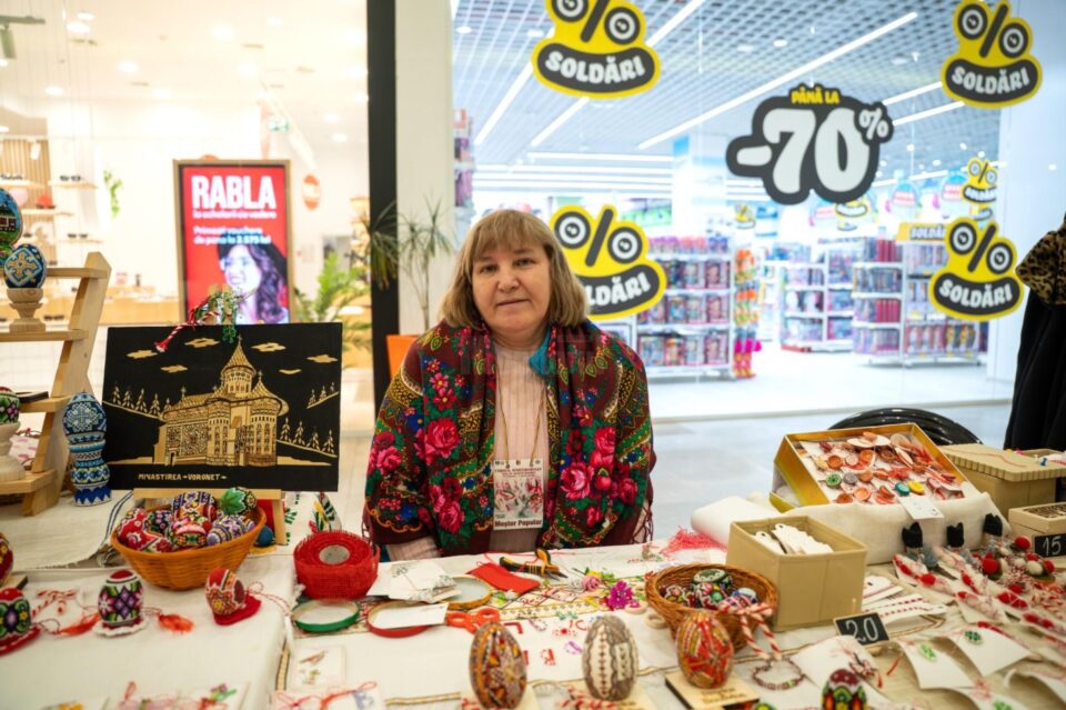 Sucevenii au ocazia să ofere mărțișoare unicat create de meșterii populari prezenți la Târgul Mărțișorului de la Iulius Mall Suceava