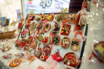 Sucevenii au ocazia să ofere mărțișoare unicat create de meșterii populari prezenți la Târgul Mărțișorului de la Iulius Mall Suceava