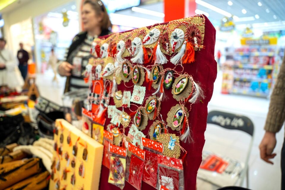 Sucevenii au ocazia să ofere mărțișoare unicat create de meșterii populari prezenți la Târgul Mărțișorului de la Iulius Mall Suceava