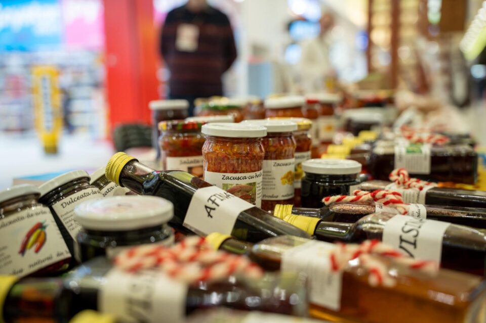Sucevenii au ocazia să ofere mărțișoare unicat create de meșterii populari prezenți la Târgul Mărțișorului de la Iulius Mall Suceava