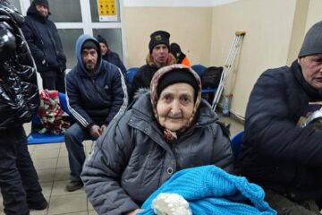 Mâncare și haine de la medici veterinari pentru amărâții aciuați în Gara Burdujeni
