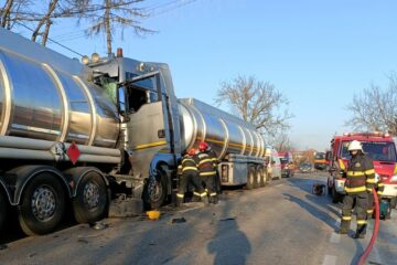 Șofer rănit în urma unei coliziuni între două autocisterne în localitatea Vadu Moldovei