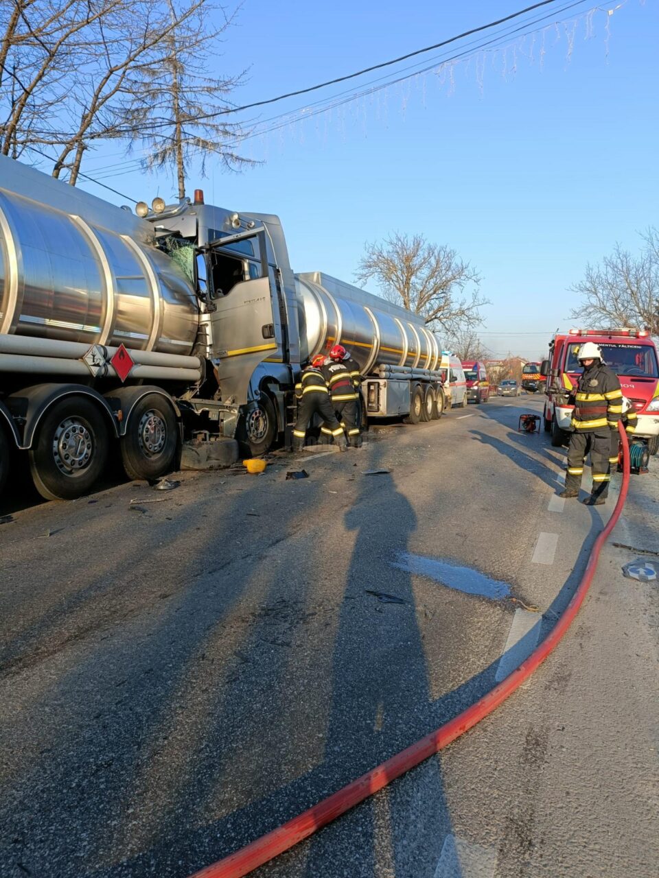 Șofer rănit în urma unei coliziuni între două autocisterne în localitatea Vadu Moldovei
