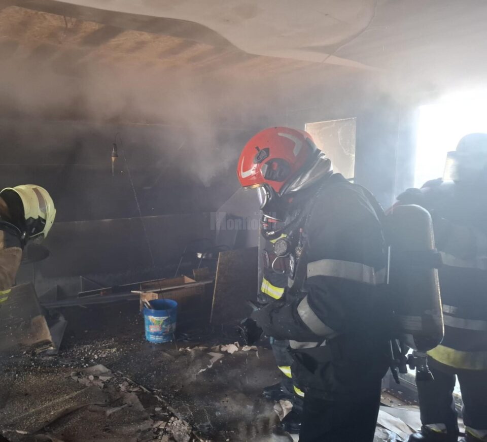 Casă distrusă și femeie cu arsuri pe față și mâini, după un incendiu pornit de la un grătar