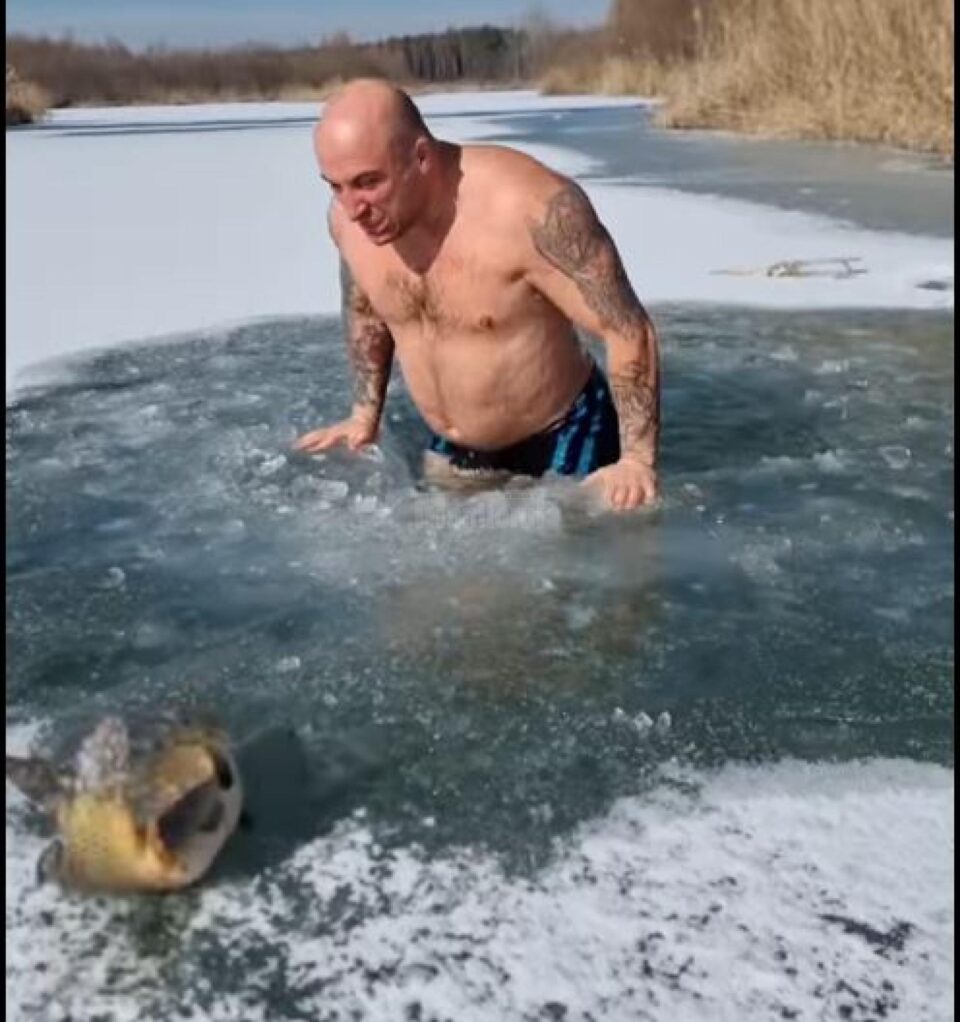 Baie și pescuit ”la copcă” în apa înghețată a râului Suceava