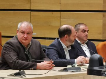 Reprezentanții Asociației Prolemn, care au inițiat dezbaterea de la Suceava, vizând probleme legate de aplicarea noului Cod Silvic