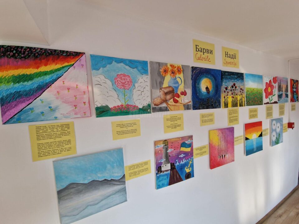 La Suceava a fost deschisă o expoziție cu fotografi care prezintă poveștile refugiaților din Ucraina
