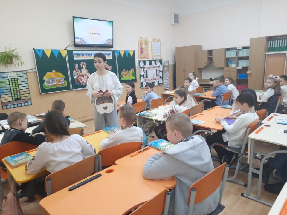 Elevi și profesori ai Colegiului Național „Mihai Eminescu” din Suceava, într-un schimb de experiență la Cernăuți