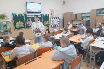 Elevi și profesori ai Colegiului Național „Mihai Eminescu” din Suceava, într-un schimb de experiență la Cernăuți