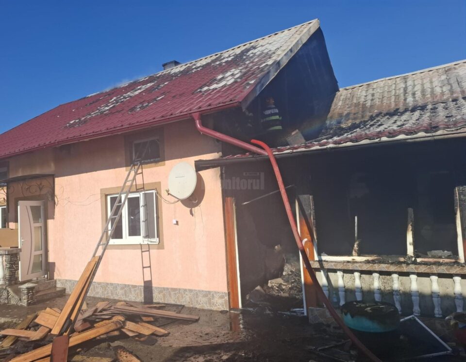 Casă distrusă și femeie cu arsuri pe față și mâini, după un incendiu pornit de la un grătar Casă distrusă și femeie cu arsuri pe față și mâini, după un incendiu pornit de la un grătar