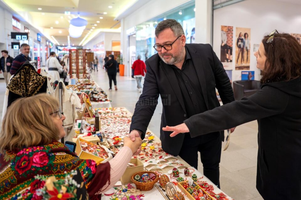 Vicepreședintele Consiliului Județean Suceava Nicolae Robu a vizitat luni standurile din cadrul Târgului Mărțișorului „Târg de Meșteri Populari” Vicepreședintele Consiliului Județean Suceava Nicolae Robu a vizitat luni standurile din cadrul Târgului Mărțișorului „Târg de Meșteri Populari”