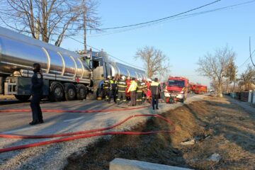Accident între două autocisterne, după ce șoferul din spate s-a izbit în cel din față