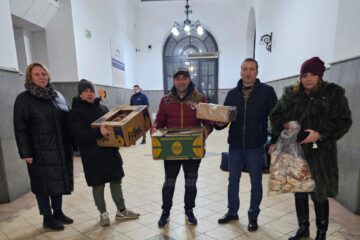 Mâncare și haine de la medici veterinari pentru amărâții aciuați în Gara Burdujeni