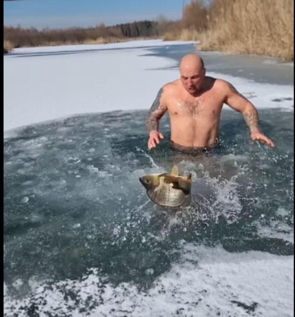 Baie și pescuit ”la copcă” în apa înghețată a râului Suceava
