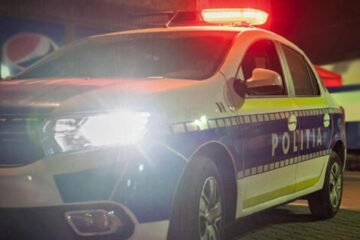 Un tir condus de un șofer ucrainean, rupt de beat, a lovit o mașină, iar apoi s-a oprit într-un copac