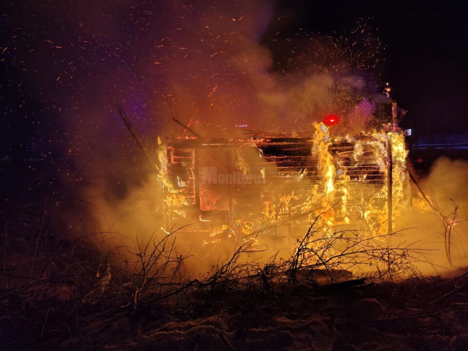 Casă de la munte, distrusă de un nou incendiu izbucnit de la coșul de fum