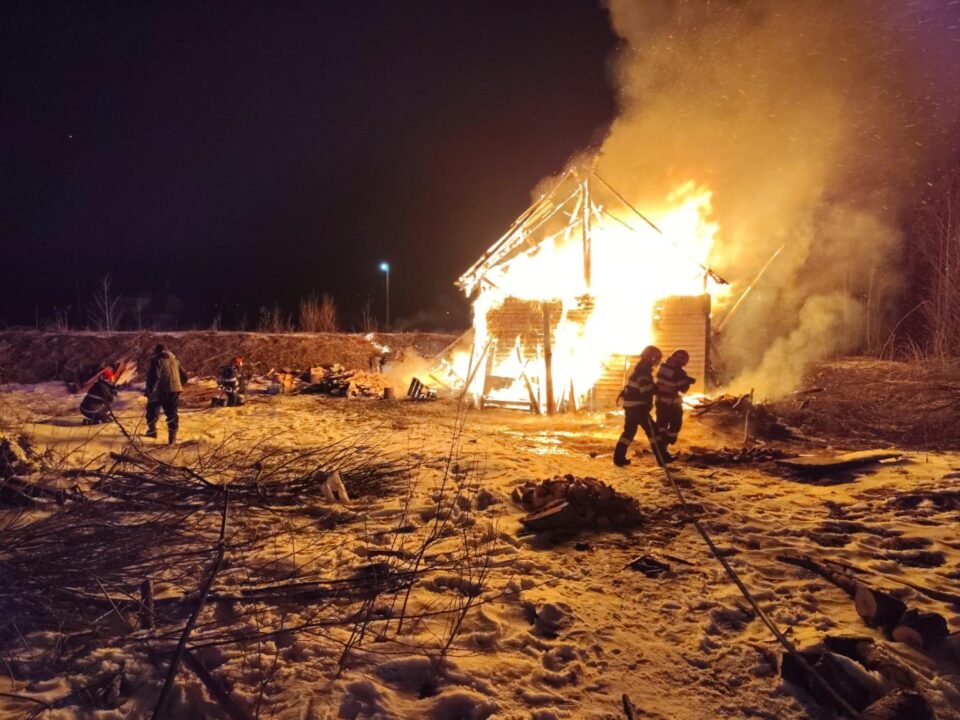 Casă de la munte, distrusă de un nou incendiu izbucnit de la coșul de fum