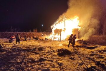 Casă de la munte, distrusă de un nou incendiu izbucnit de la coșul de fum