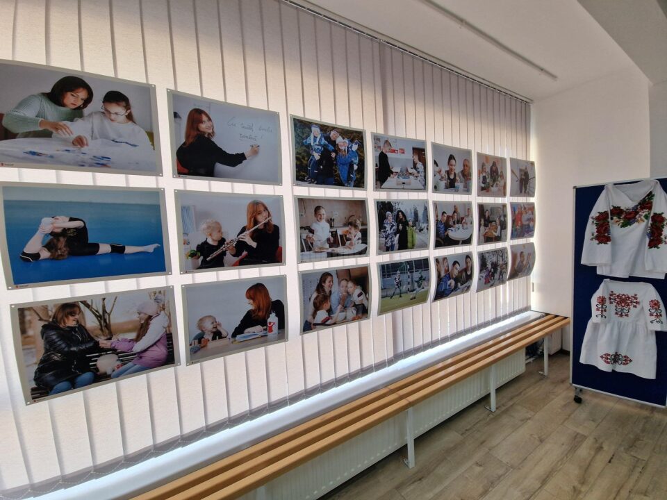 La Suceava a fost deschisă o expoziție cu fotografi care prezintă poveștile refugiaților din Ucraina La Suceava a fost deschisă o expoziție cu fotografi care prezintă poveștile refugiaților din Ucraina