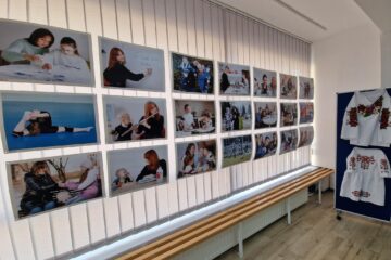 La Suceava a fost deschisă o expoziție cu fotografi care prezintă poveștile refugiaților din Ucraina