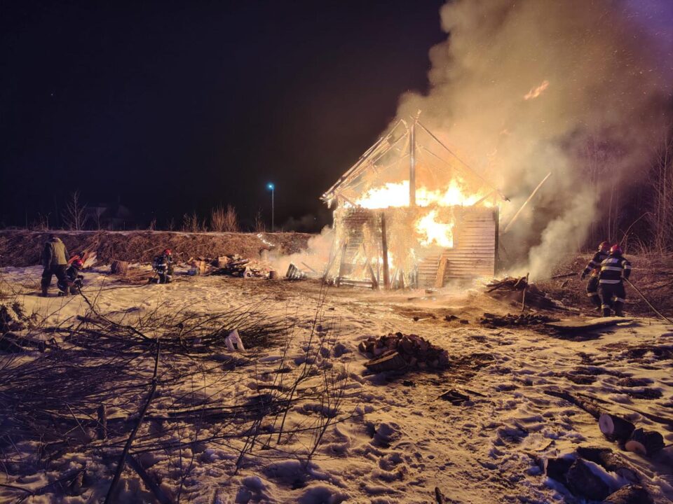 Casă de la munte, distrusă de un nou incendiu izbucnit de la coșul de fum