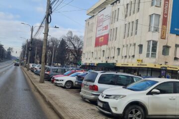 Utilizarea locurilor de parcare cu plată va deveni mai scumpă și pentru cei care au abonamente de riverani, contractate pe persoană juridică