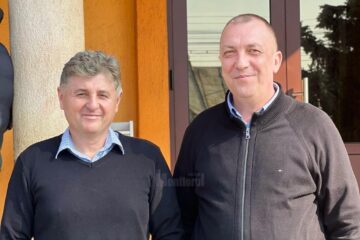 Primarul din Șcheia, Cristinel Burac (dreapta), cu Valentin Baciuc, noul viceprimar al comunei
