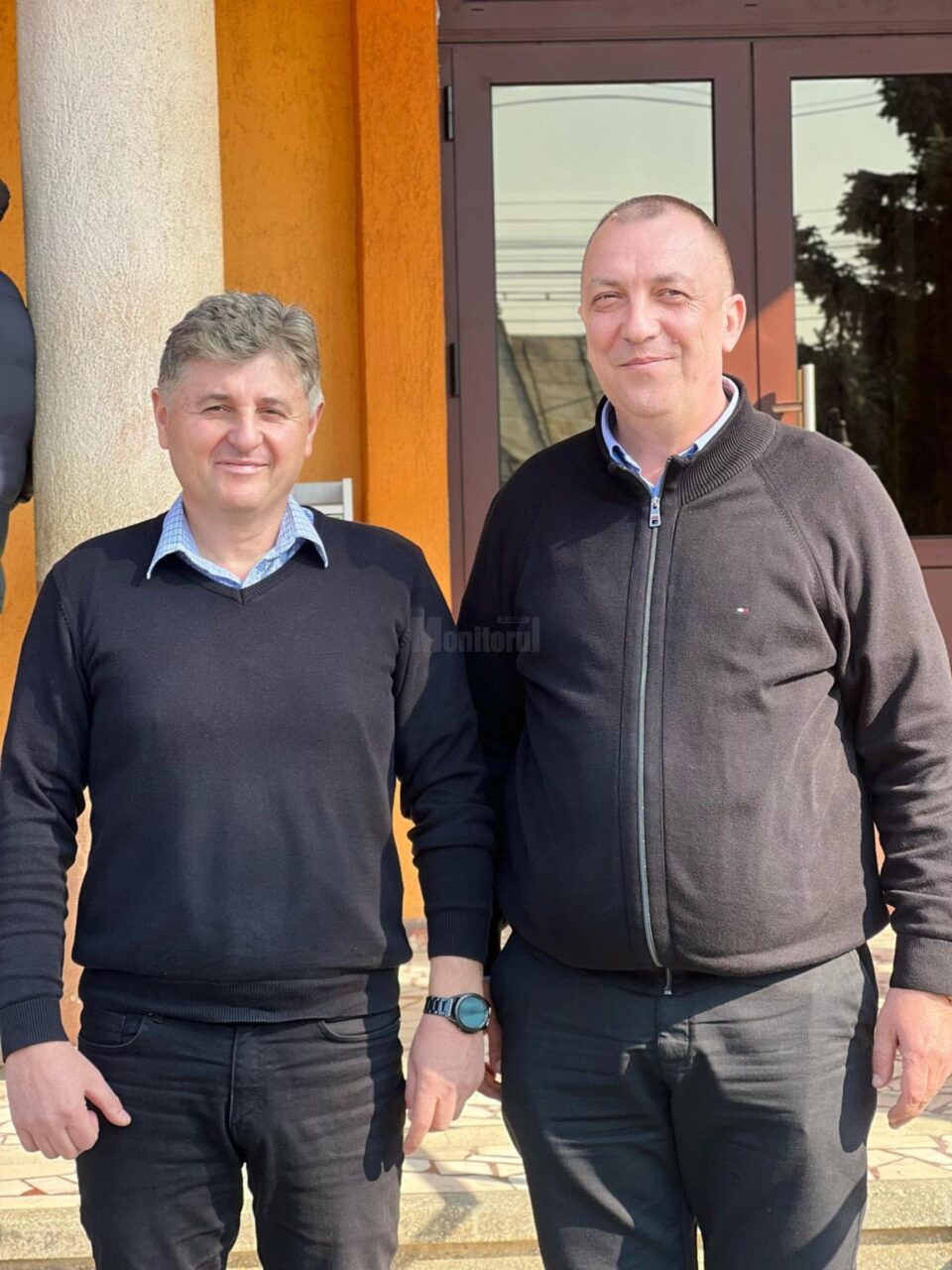 Primarul din Șcheia, Cristinel Burac (dreapta), cu Valentin Baciuc, noul viceprimar al comunei