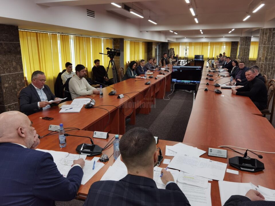 Proteste vehemente contra scumpirii abonamentelor de parcare în ședința Consiliului Local Suceava