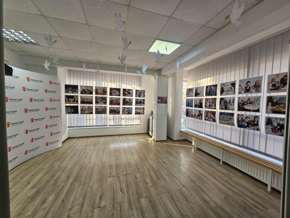 Poveștile mai multor refugiați ucraineni care își reconstruiesc viața în Suceava, surprinse în fotografii de Salvați Copiii