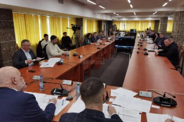 Proteste vehemente contra scumpirii abonamentelor de parcare în ședința Consiliului Local Suceava