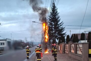 Stâlpul electric a fost cuprins de flăcări