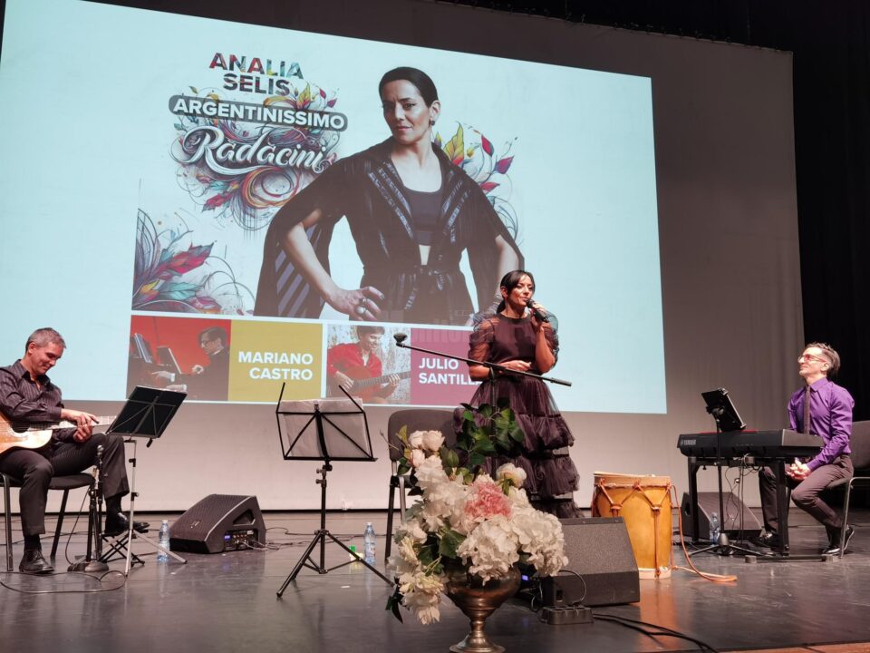 Analia Selis chitaristul Julio Santillán și pianistul Mariano Castro (3).jpg