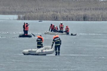 Importante forțe au ajuns la Rogojești pentru salvarea pescarilor căzuți în apele înghețate ale Siretului