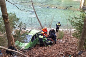 Două persoane s-au răsturnat cu mașina într-o râpă de 10 metri adâncime, până pe malul râului Bistrița