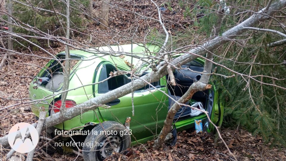 Două persoane s-au răsturnat cu mașina într-o râpă de 10 metri adâncime, până pe malul râului Bistrița