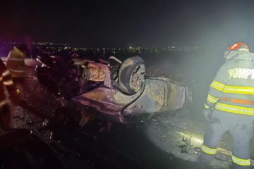 Mașina s-a răsturnat și a luat foc