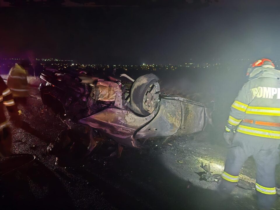 Mașina s-a răsturnat și a luat foc